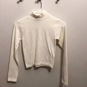 I’m selling a white long sleeve turtleneck from ZARA. Size XS-S. Only worn once.